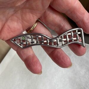 Vintage wavy basket weave brooch with peridot colored glass